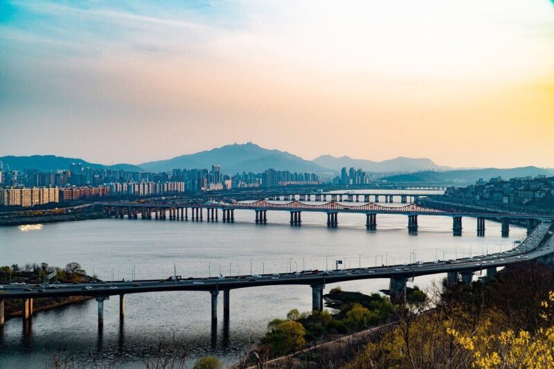 韓国の川にかかる高速道路