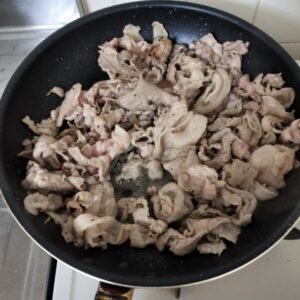 フライパンで肉を炒める
