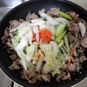 野菜とヤンニョムを入れる