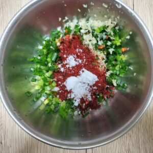 ヤンニョムの材料をまぜる