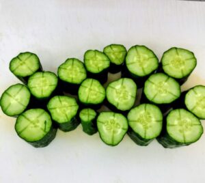 切ったきゅうりの画像